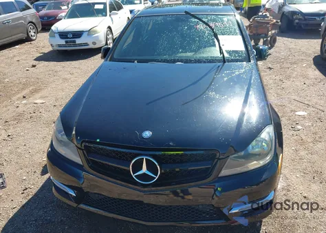 2012 Mercedes-Benz C 250 Luxury/Sport z USA, uszkodzony, nr VIN WDDGF4HB9CA620425